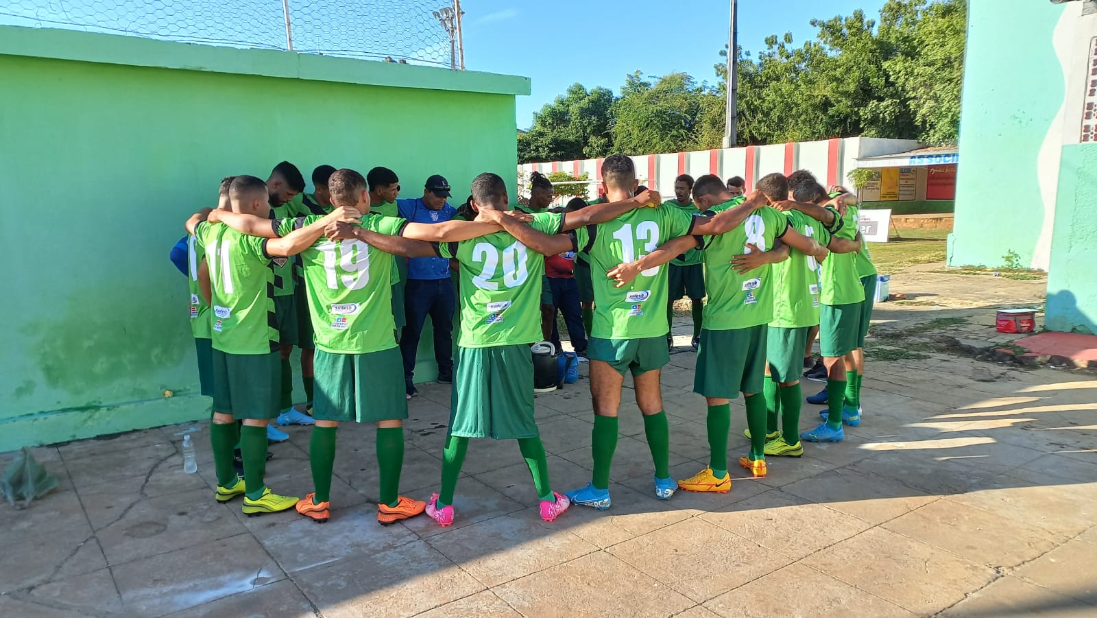 A seleção de futebol de Serra do Ramalho finalizou sua participação neste sábado (11), na Copa Velho Chico, no confronto com a seleção de Sítio do Mato, esta última vencendo de 2 a 1 no jogo realizado no Estádio Benjamin Farah em Bom Jesus da Lapa.