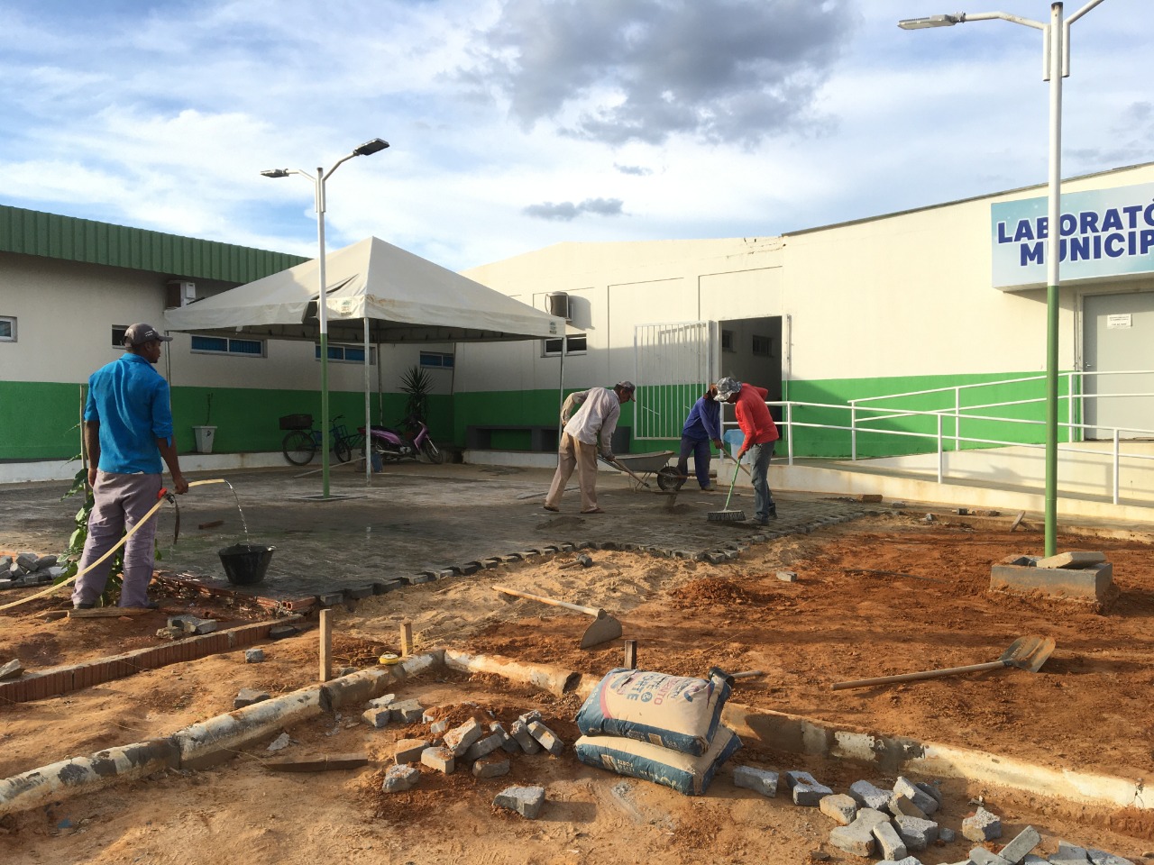 A Prefeitura Municipal de Serra do Ramalho por meio da secretaria de obras iniciou o calçamento com bloquetes da calçada do Laboratório Municipal.