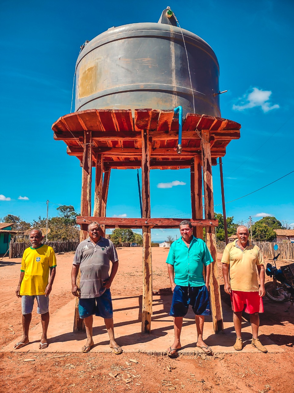 Tem água chegando nas comunidades mais distantes e a Prefeitura Municipal realizou a instalação de mais uma caixa d'água de 15 mil litros no povoado de Nova Posse.