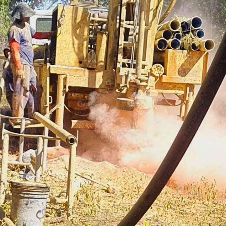A Prefeitura Municipal de Serra do Ramalho realizou trabalho de abertura de poço artesiano na Aldeia Vargem Alegre, lar de indígenas da etnia Pankaru.
