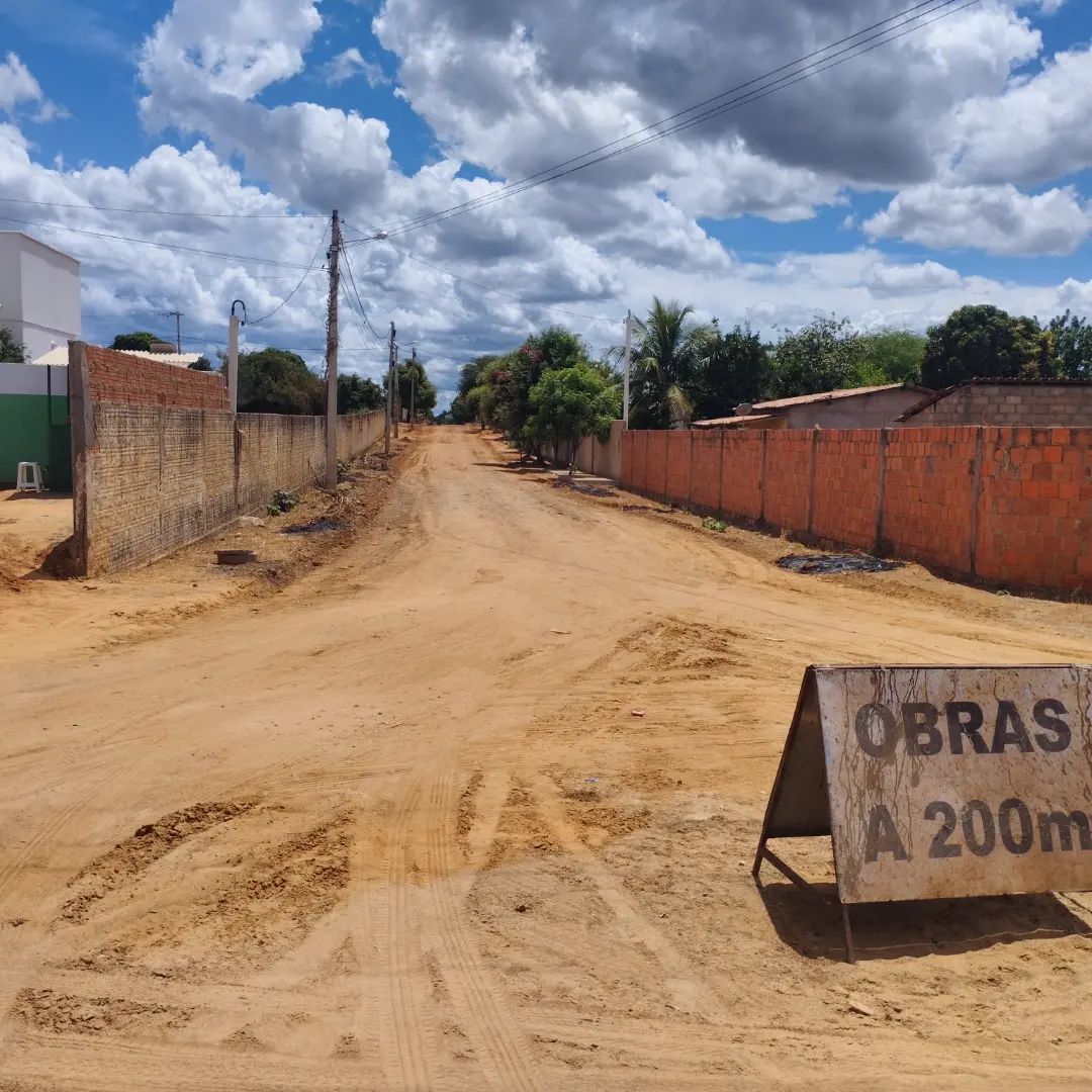 a Secretaria de Obras, sob o comando do Secretário Elson Pereira, está realizando um importante trabalho de revitalização das Ruas Alagoas e Goiás, na sede do município.