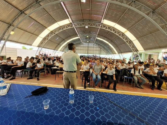 a equipe do Major Pedro Paulo, da 38a CIPM esteve no Colégio Castro Alves, que possui modelo de gestão compartilhada com a PM.