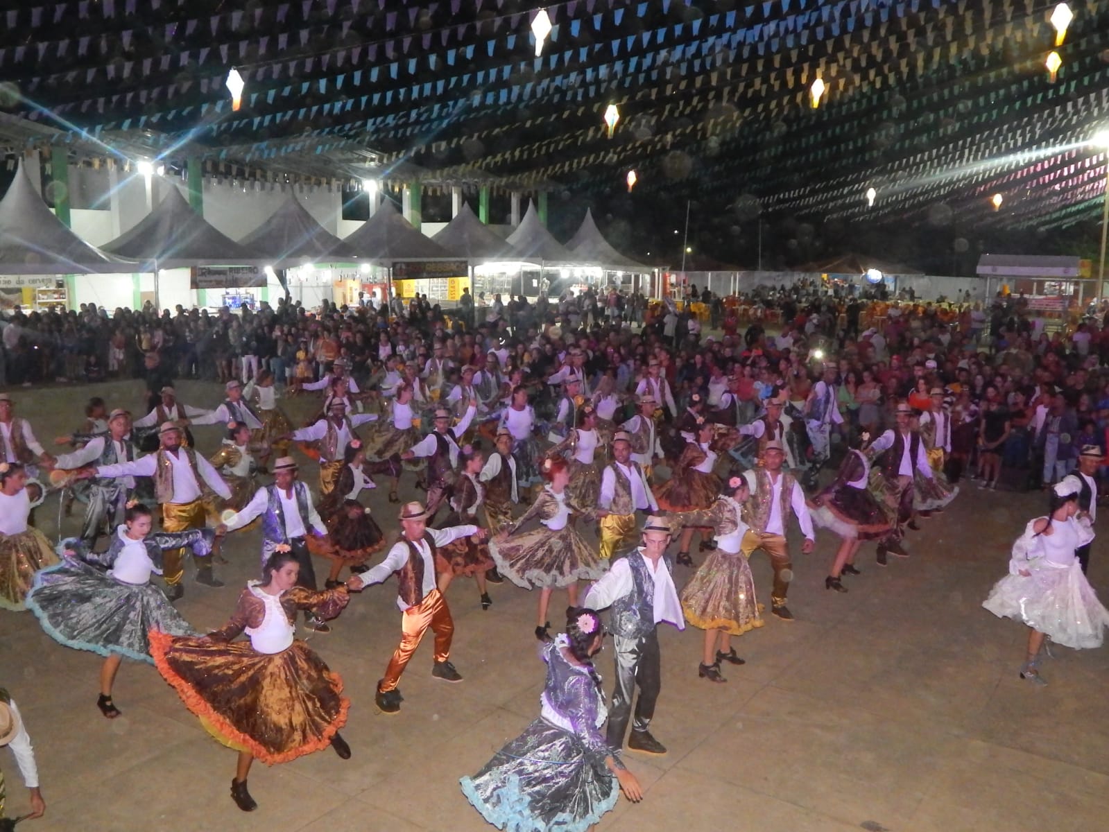 Na noite desta quarta-feira (08) foi realizada a abertura da XXXI Vaquejada de Serra do Ramalho.