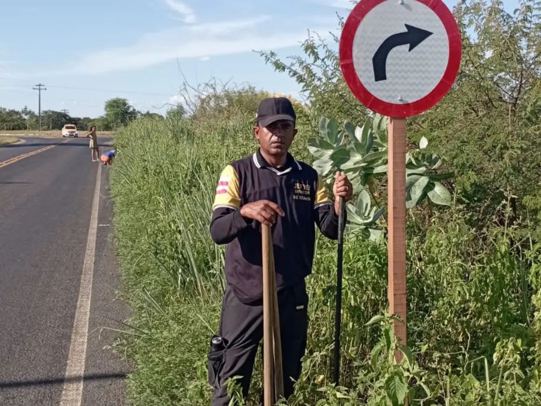 A Diretoria de Trânsito do município, sob a liderança do diretor Jefter Manoel, realizou a instalação de novas placas de sinalização vertical nas rotatórias das Agrovilas 11 e 12!