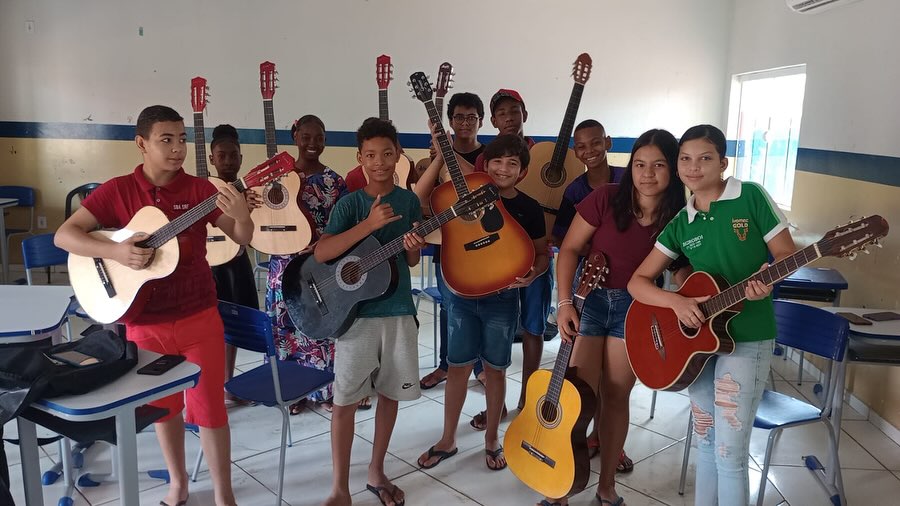 Secretaria Municipal de Assistência Social promoveu mais uma aula de violão para nossos alunos da Escola Castro Alves!