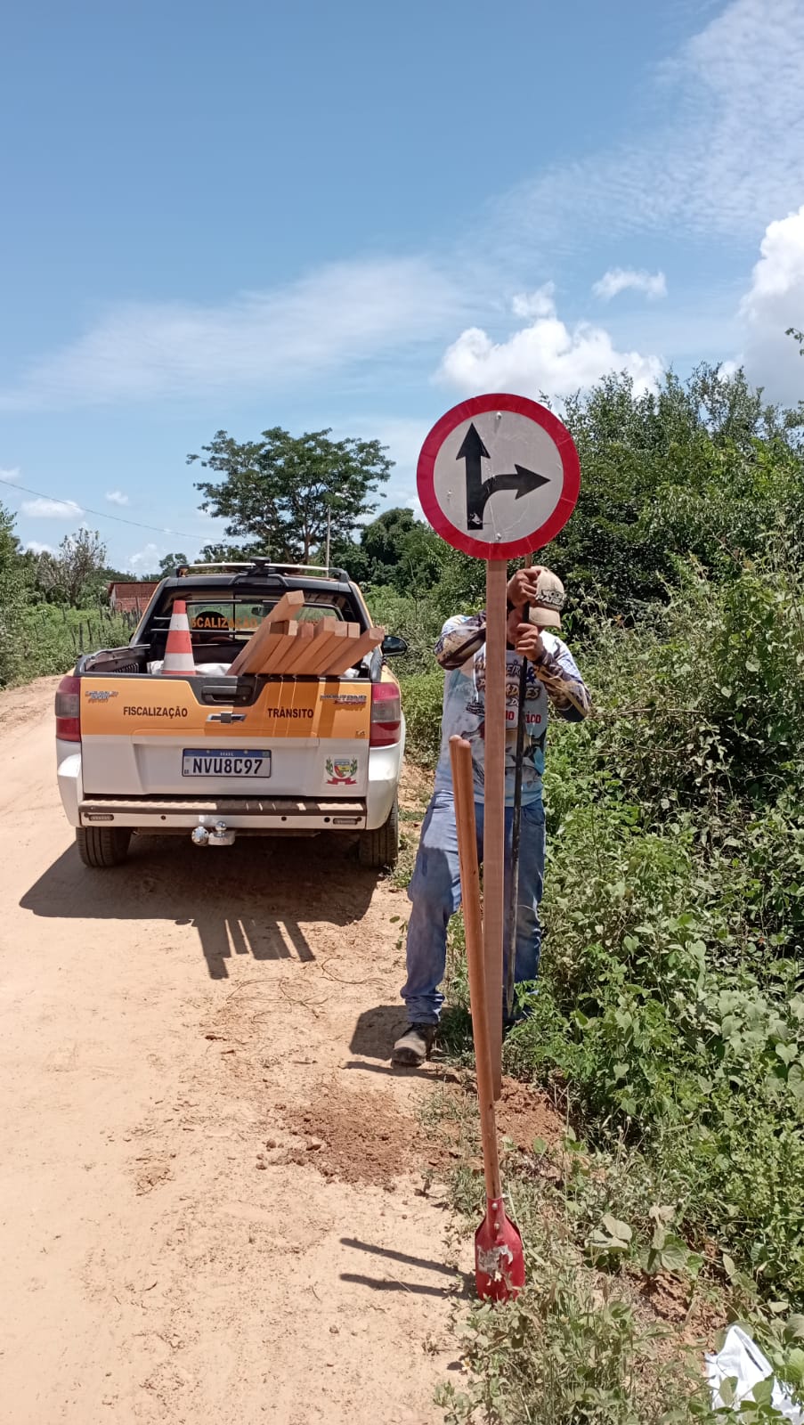 O Departamento de Trânsito de Serra do Ramalho está realizando a sinalização da estrada que liga a Agrovila 09 à diversas Comunidades.