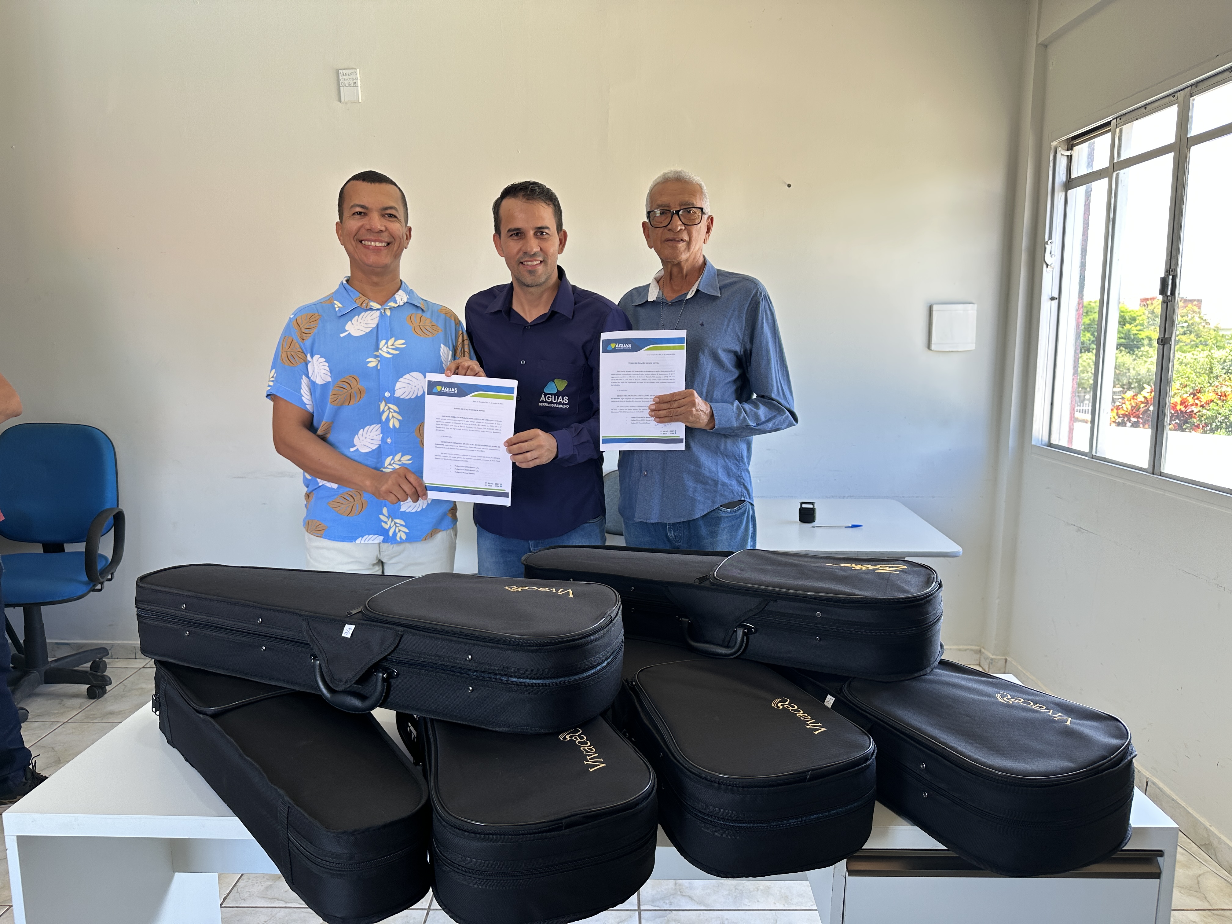Doação fortalece a cultura: Águas Serra do Ramalho entrega violinos para a Escola de Artes do município