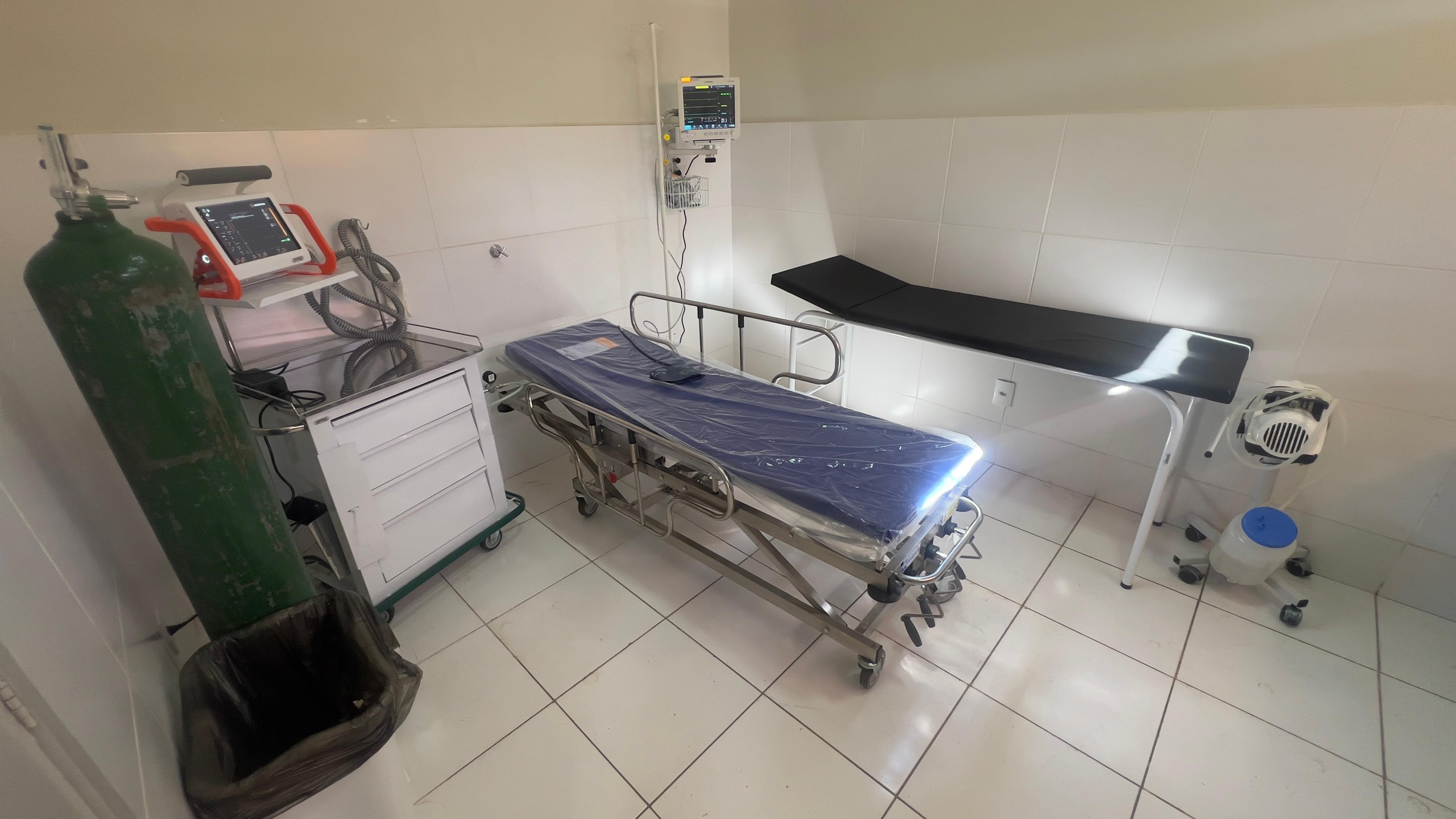 Sala de estabilização no Hospital Gilvan Wanderley de Farias completamente equipada