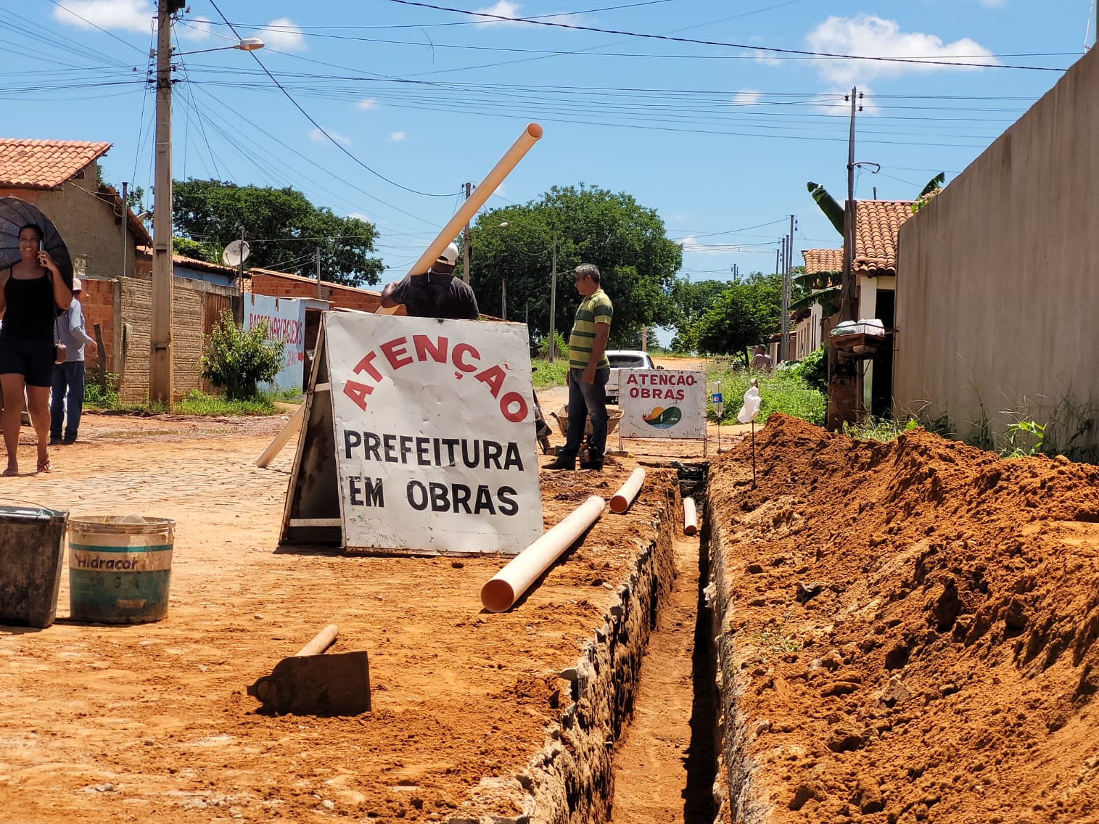 A Prefeitura Municipal de Serra do Ramalho, através da Secretaria de Obras, está realizando a construção de bueiros no Bairro Baixada Fluminense!